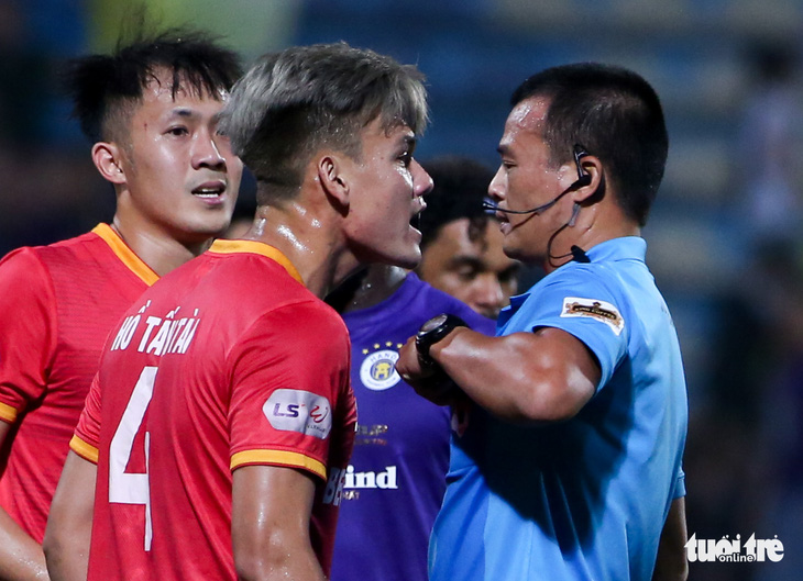 HLV Bình Dương: Thua Hà Nội FC bình thường nhưng tôi không phục trọng tài - Ảnh 1.
