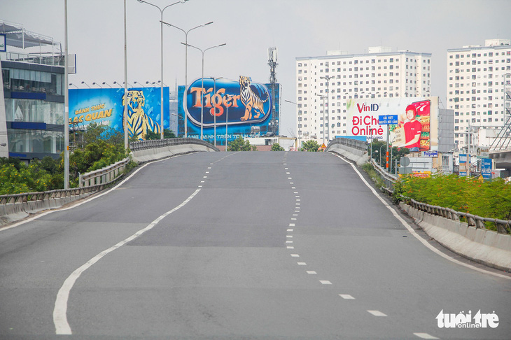 Cấm xe qua cầu vượt Nguyễn Hữu Cảnh gần 6 tháng, từ ngày 29-10 - Ảnh 1.