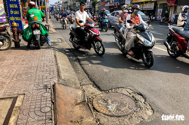 Bít miệng cống cho đỡ hôi: Được phần mình, hại nhiều người - Ảnh 1.