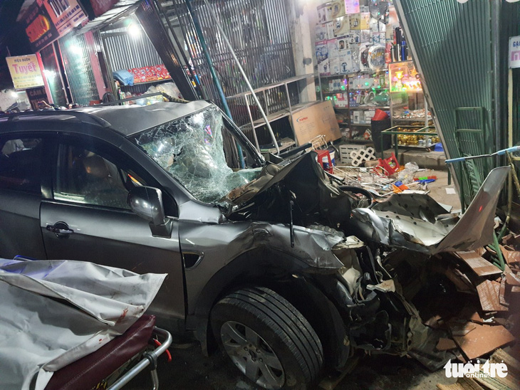 Sau tiếng nổ, xe tải tông xe 7 chỗ, nhiều xe máy rồi lao vào nhà dân, ít nhất 3 người chết - Ảnh 3.