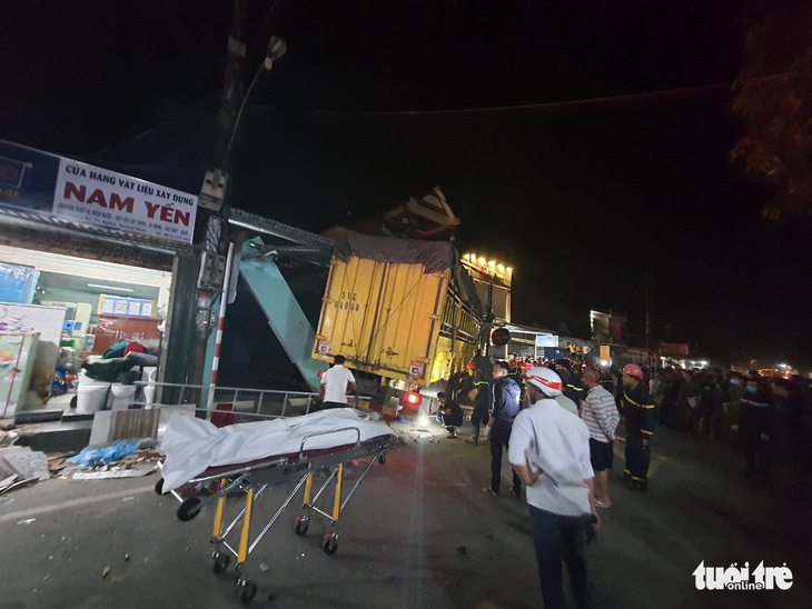 Sau tiếng nổ, xe tải tông xe 7 chỗ, nhiều xe máy rồi lao vào nhà dân, ít nhất 3 người chết - Ảnh 1.