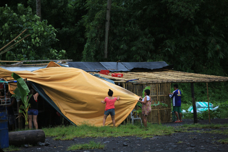 Hàng chục ngàn người Philippines bỏ nhà cửa vì bão Molave - Ảnh 1.