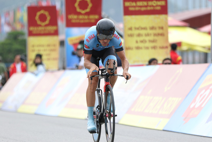 Giải đua xe đạp VTV Cúp Tôn Hoa Sen 2020: Cuarơ Pháp Loic Desriac chiếm áo vàng - Ảnh 1.