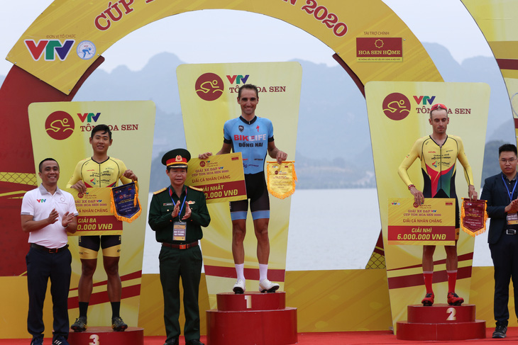 Giải đua xe đạp VTV Cúp Tôn Hoa Sen 2020: Cuarơ Pháp Loic Desriac chiếm áo vàng - Ảnh 2.