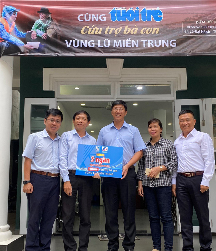 Khánh Việt tặng  5.000 quyển vở cho học sinh vùng lũ miền Trung - Ảnh 1.