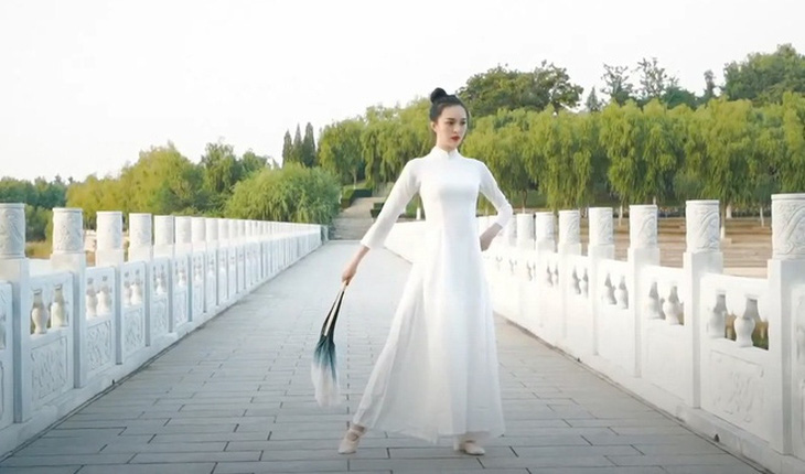 Nữ nhiếp ảnh gia Trung Quốc gây tranh cãi vì thiết kế giống áo dài Việt Nam - Ảnh 4.