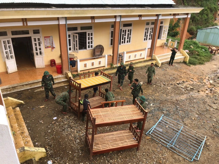 Đất đá đổ xuống đồn biên phòng biên giới Việt - Lào, di dời khẩn cấp - Ảnh 4.