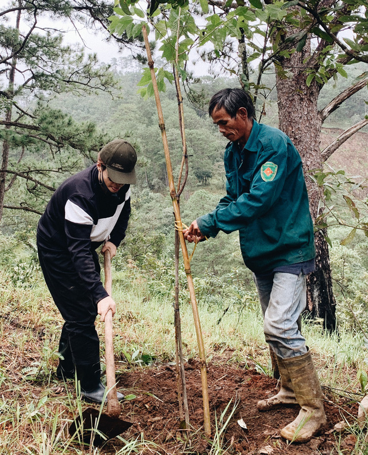 Hà Anh Tuấn trồng 1.800 cây rừng để giúp chống lũ trong dự án Rừng Việt Nam - Ảnh 3.