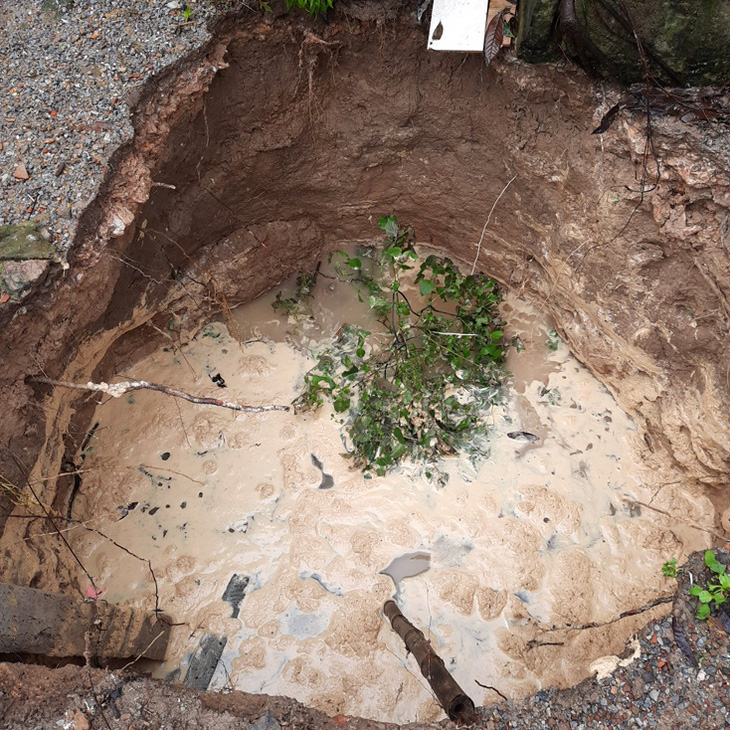 Sụt đất thành hố sâu đến 5m trong vườn nhà ở Quảng Bình - Ảnh 1.