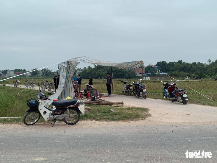Chặn xe chở rác ở Hà Nội, người dân mong sớm nhận được tiền bồi thường, hỗ trợ - Ảnh 2.