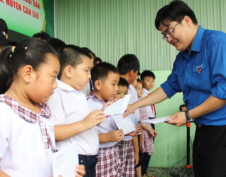 Cùng giúp nông thôn mang màu áo mới - Ảnh 1.