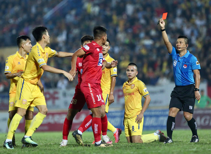 Nguyễn Thanh Thụ bị đình chỉ thi đấu 2 trận vì ném bóng vào mặt Hồng Duy - Ảnh 1.