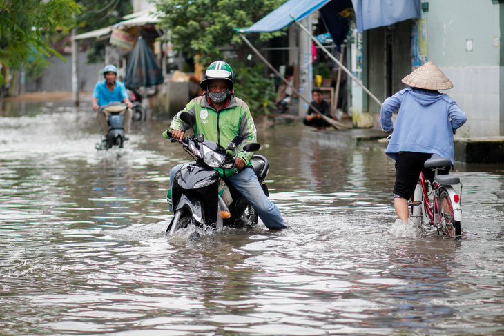 Không mưa vẫn về nhà không được, phải thuê khách sạn ngủ - Ảnh 3.