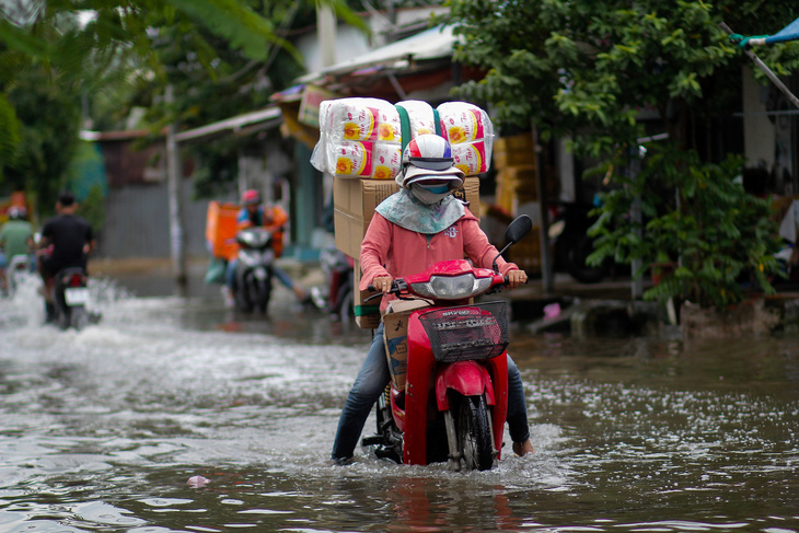 Không mưa vẫn về nhà không được, phải thuê khách sạn ngủ - Ảnh 9.