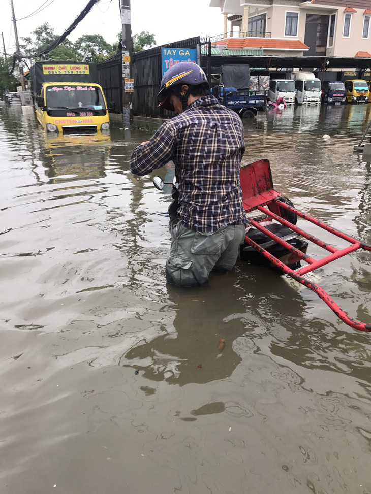 Không mưa vẫn về nhà không được, phải thuê khách sạn ngủ - Ảnh 2.