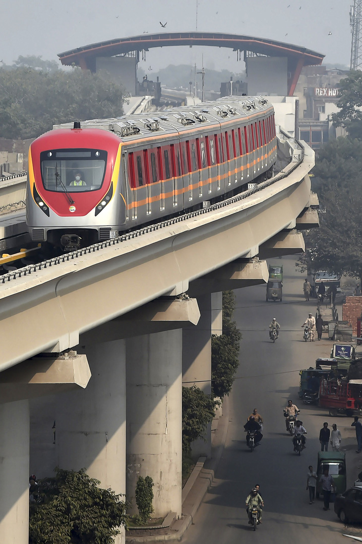 Dân Pakistan lần đầu được đi metro do Trung Quốc xây dựng - Ảnh 4.