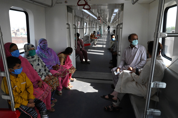 Dân Pakistan lần đầu được đi metro do Trung Quốc xây dựng - Ảnh 5.