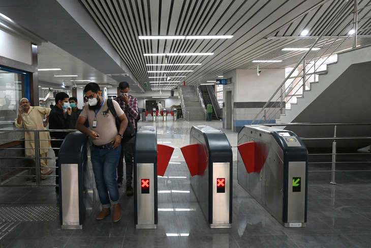 Dân Pakistan lần đầu được đi metro do Trung Quốc xây dựng - Ảnh 3.