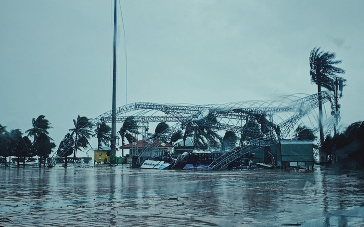 Chùm ảnh bão số 9 bắt đầu quần thảo ở Đà Nẵng