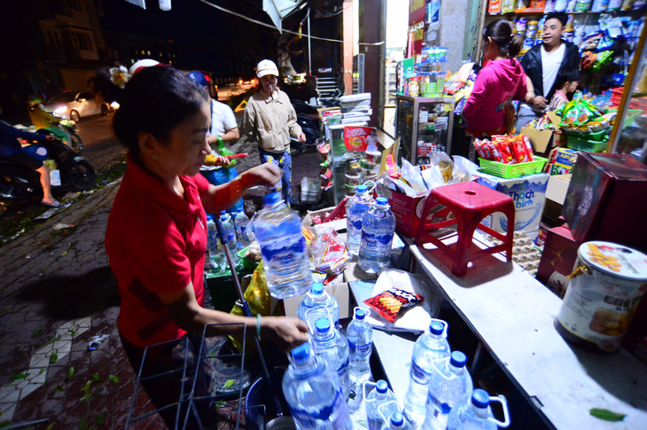 Người dân Quảng Ngãi xếp hàng mua đèn cầy, máy phát điện - Ảnh 5.