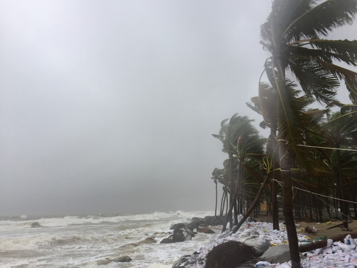 Dân Hội An vào trú bão trong… villa, resort: Cứ ở thoải mái, bão tan biển yên hẵng về - Ảnh 2.
