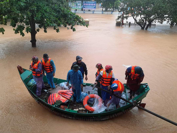 Khen thưởng đội thuyền của ngư dân vùng biển Ngư Thủy cứu dân vùng ruộng trong lũ lụt ở Quảng Bình - Ảnh 1.