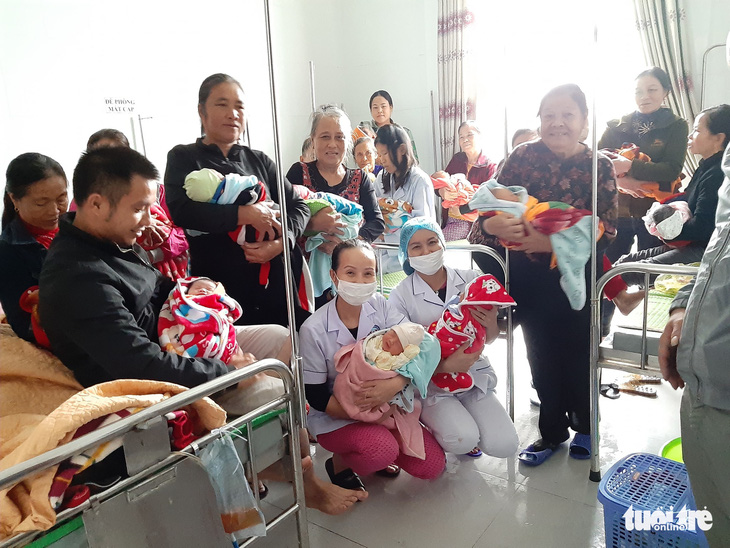 Bộ Y tế khen bệnh viện huyện đỡ đẻ 20 thai phụ trong mưa lũ - Ảnh 1.