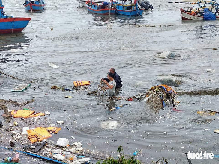 Lý Sơn tan hoang nhà cửa, hàng loạt tàu thuyền bị đánh chìm - Ảnh 1.