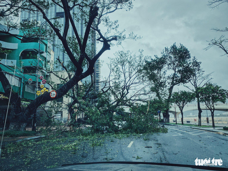 Chùm ảnh bão số 9 và hoàn lưu bão quần thảo ở Đà Nẵng - Ảnh 2.