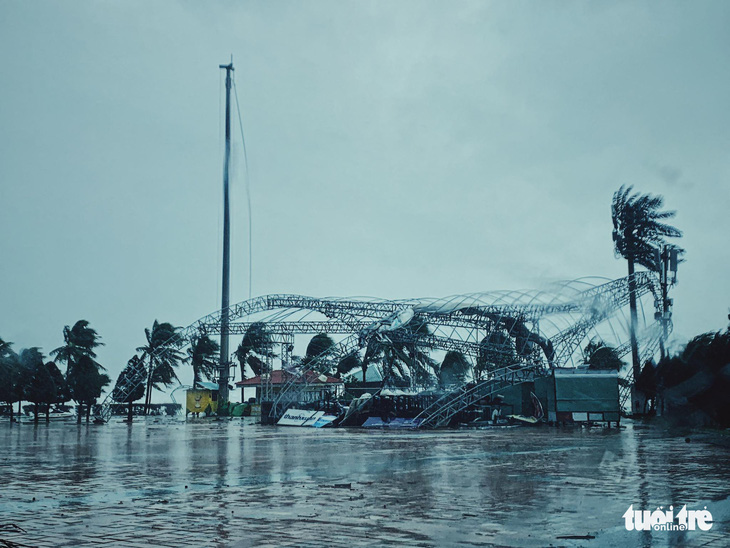 Chùm ảnh bão số 9 và hoàn lưu bão quần thảo ở Đà Nẵng - Ảnh 1.