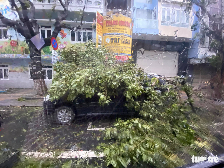 Chùm ảnh bão số 9 và hoàn lưu bão quần thảo ở Đà Nẵng - Ảnh 7.