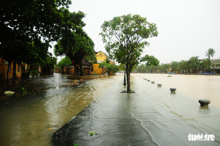 Nước biển tràn vào Cù Lao Chàm, phố cổ Hội An run rẩy trong bão - Ảnh 6.