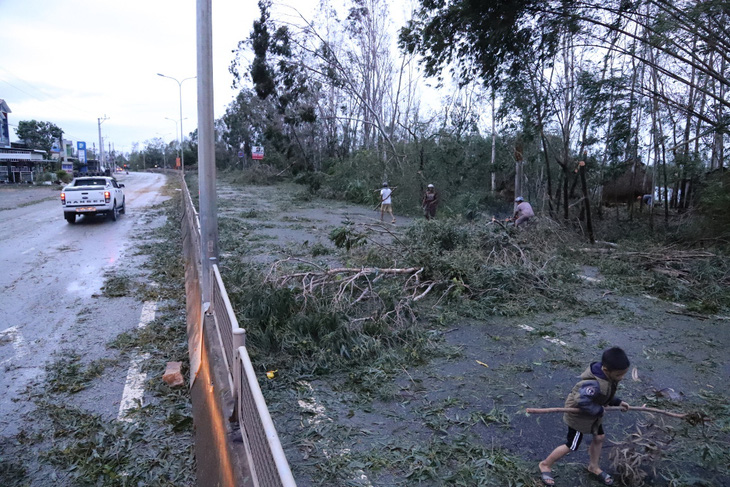 Sau bão, quốc lộ 1 qua Quảng Nam ngổn ngang cây cối - Ảnh 2.