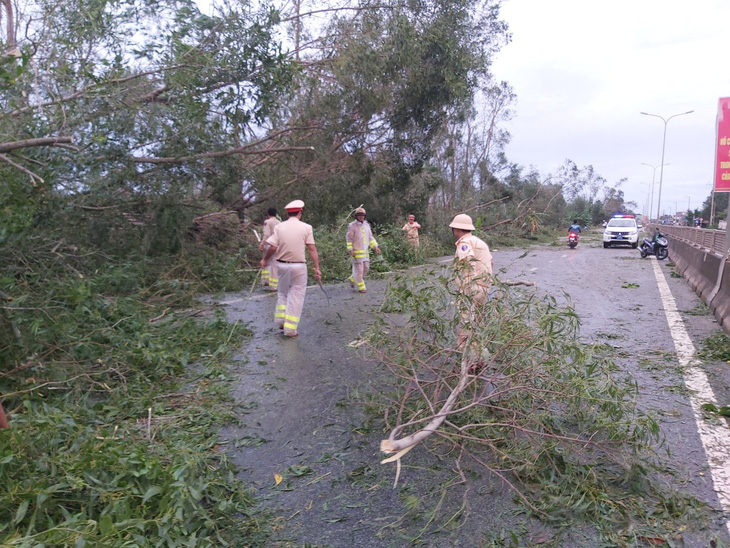 Sau bão, quốc lộ 1 qua Quảng Nam ngổn ngang cây cối - Ảnh 5.