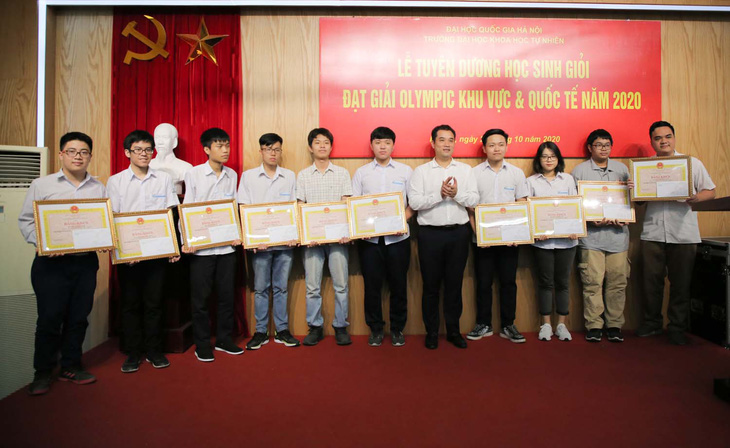 Giám đốc ĐH Quốc gia tặng bằng khen cho 10 học sinh đoạt giải quốc tế - Ảnh 1.