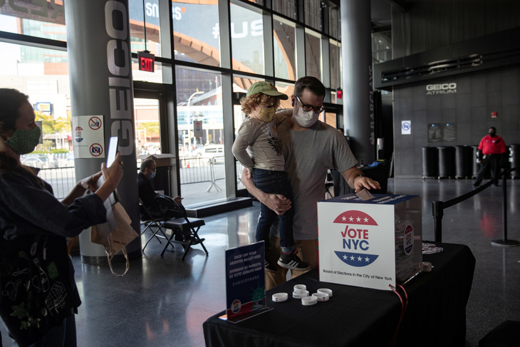 Không còn kịp bầu qua đường bưu điện, người Mỹ được kêu gọi tự đi bỏ phiếu - Ảnh 2.