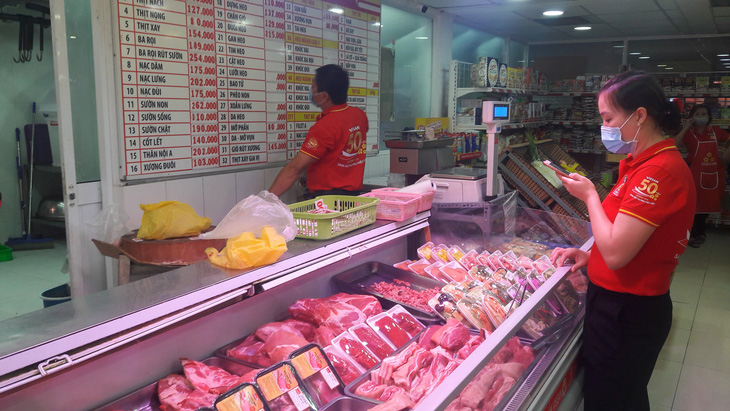 TP.HCM: giảm giá bán thịt heo bình ổn từ 4.000-5.000 đồng/ký - Ảnh 1.