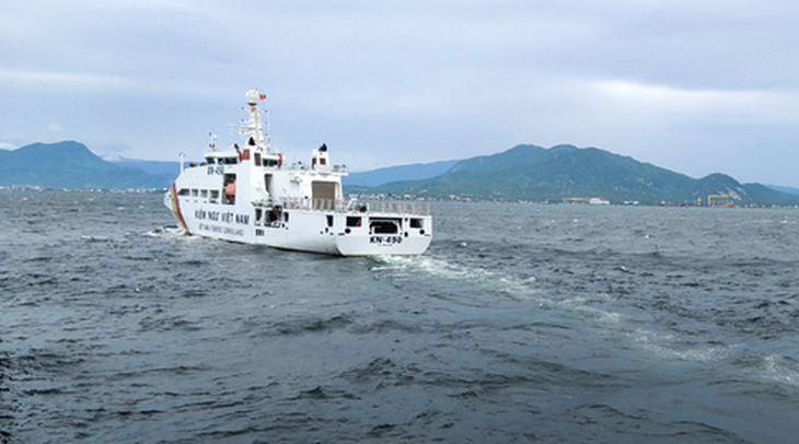 Tàu kiểm ngư đã đến vị trí 2 tàu cá Bình Định bị nạn trên biển - Ảnh 1.