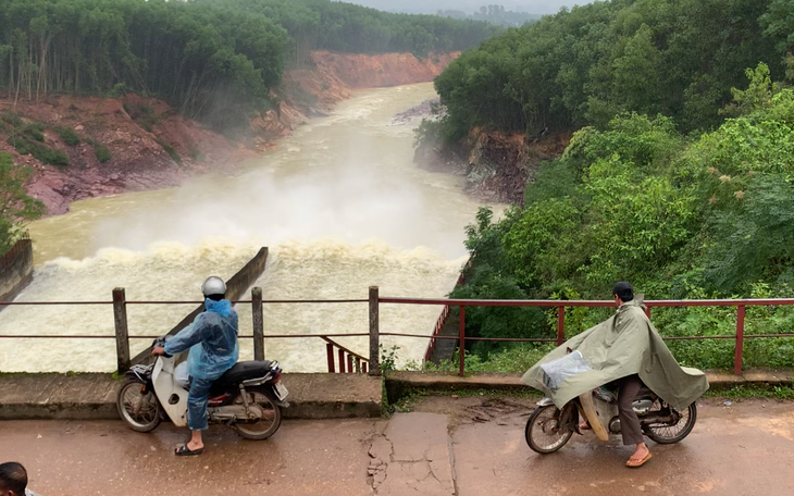 Mưa lớn, nhiều hồ thủy lợi xả lũ, Hà Tĩnh sơ tán hơn 670 hộ dân
