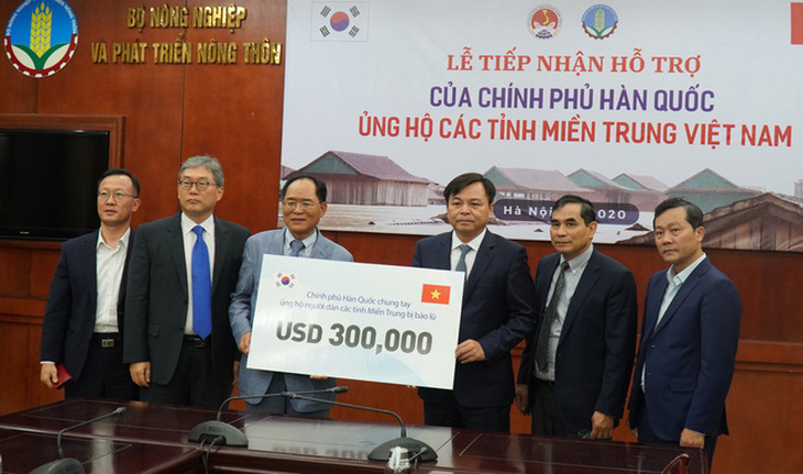 Hàn Quốc trao 300.000 USD hỗ trợ đồng bào miền Trung - Ảnh 1.