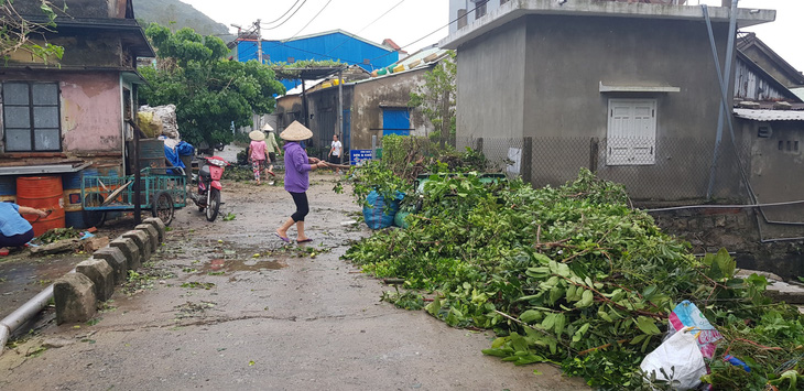 Đảo Cù Lao Chàm như bị xé vụn sau bão số 9 - Ảnh 9.