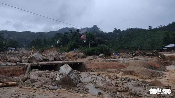 Vụ lở núi ở Phước Sơn: Đã tìm thấy 5 thi thể, bộ đội tạm dừng đến hiện trường - Ảnh 19.