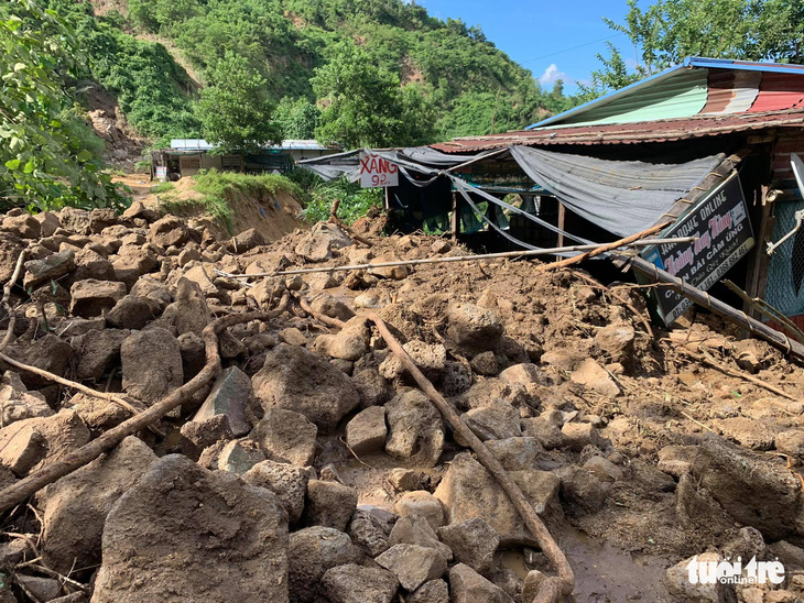 Vụ lở núi ở Phước Sơn: Đã tìm thấy 5 thi thể, bộ đội tạm dừng đến hiện trường - Ảnh 7.