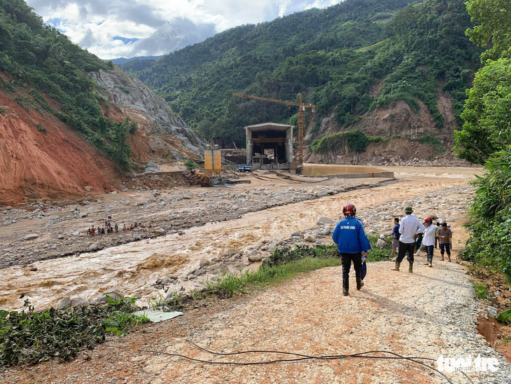 Vụ lở núi ở Phước Sơn: Đã tìm thấy 5 thi thể, bộ đội tạm dừng đến hiện trường - Ảnh 9.