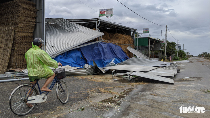 Quảng Ngãi tan hoang, xóm làng xơ xác sau bão số 9 - Ảnh 6.