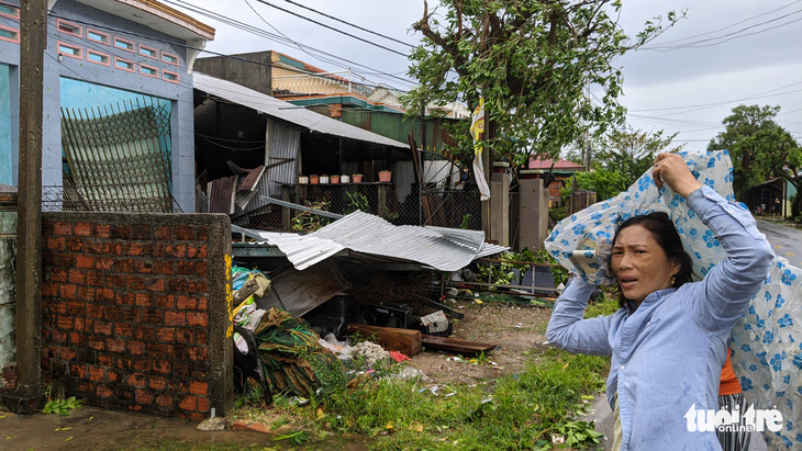 Quảng Ngãi tan hoang, xóm làng xơ xác sau bão số 9 - Ảnh 1.