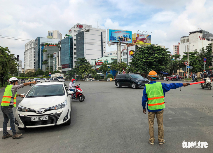 Cấm xe qua cầu vượt Nguyễn Hữu Cảnh 6 tháng để sửa đường - Ảnh 3.