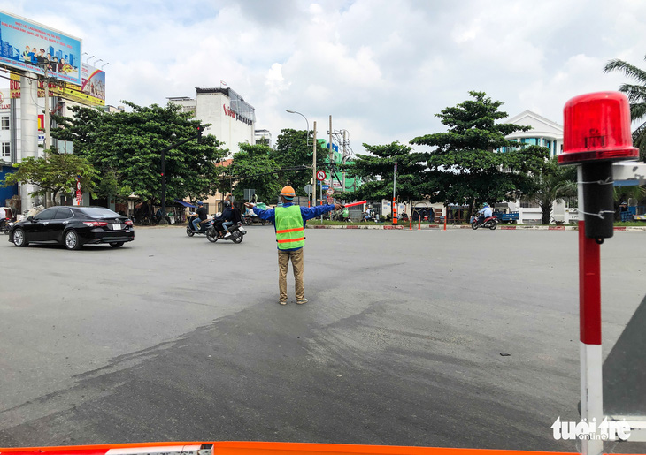 Cấm xe qua cầu vượt Nguyễn Hữu Cảnh 6 tháng để sửa đường - Ảnh 7.