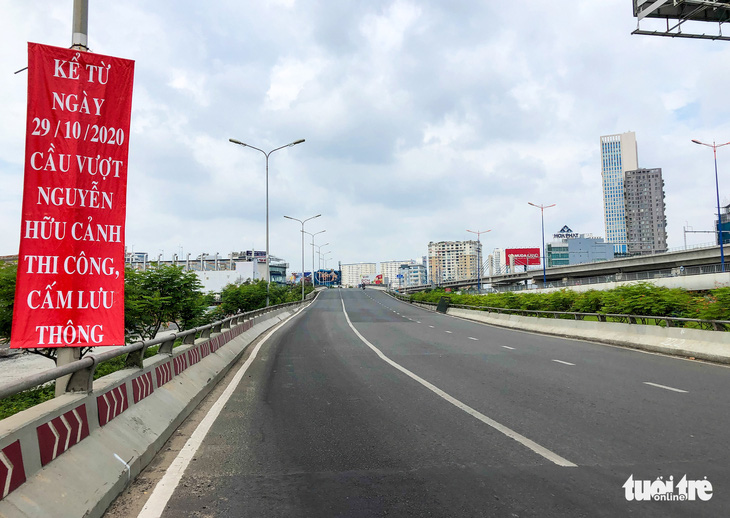 Cấm xe qua cầu vượt Nguyễn Hữu Cảnh 6 tháng để sửa đường - Ảnh 6.