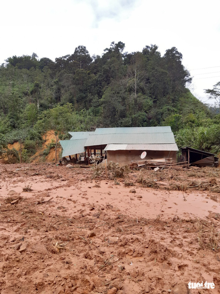 Hàng ngàn khối đất lở xuống Tây Giang, gia đình 9 người may mắn thoát nạn - Ảnh 1.